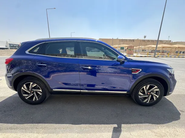 Car image 4