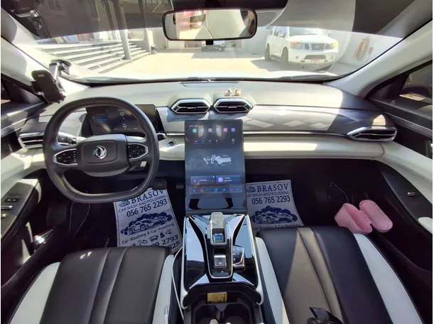 Car image 14