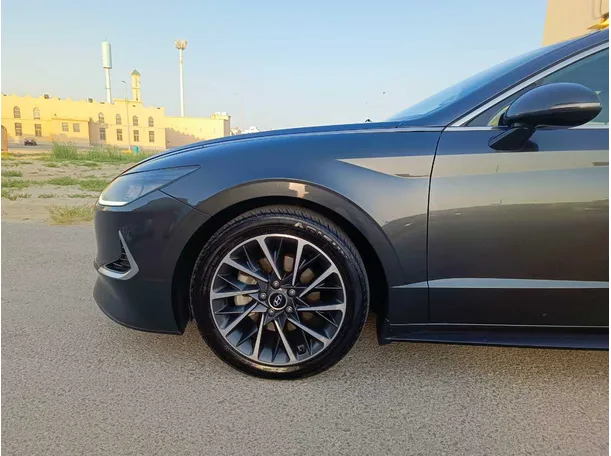 Car image 9