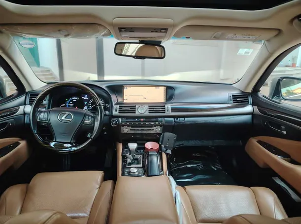 Car image 18