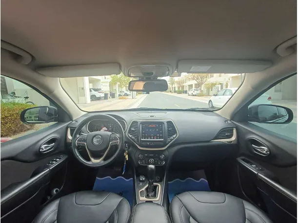 Car image 14