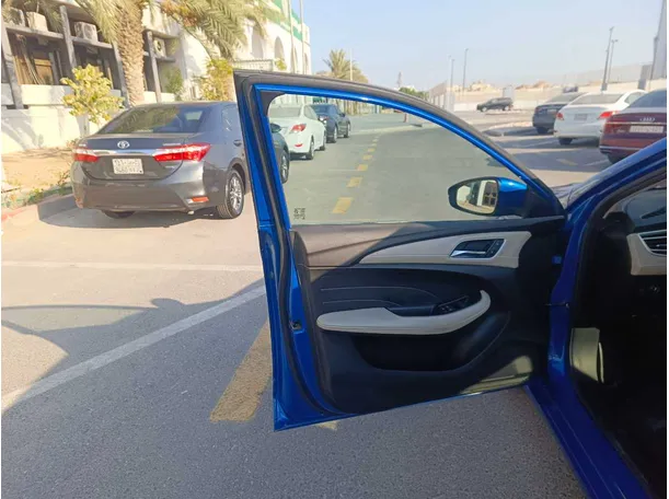 Car image 12