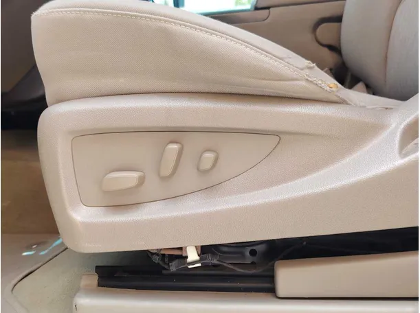 Car image 27
