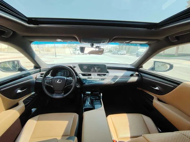 Car image 19