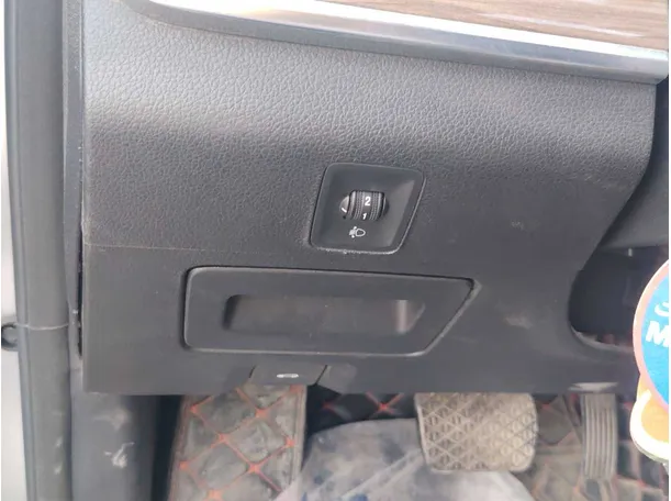 Car image 25