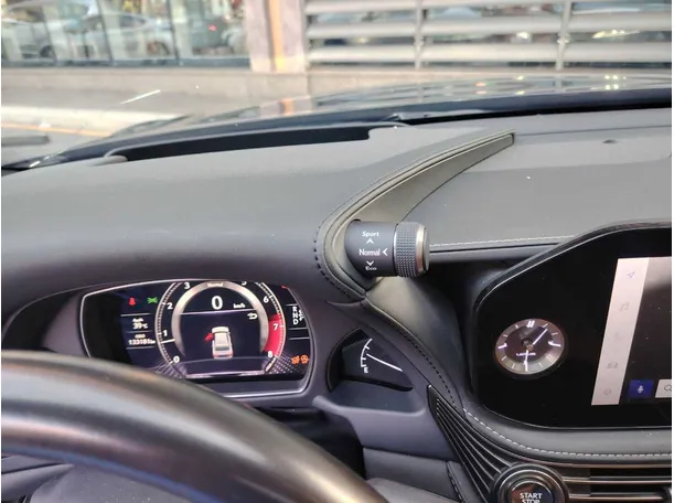Car image 26