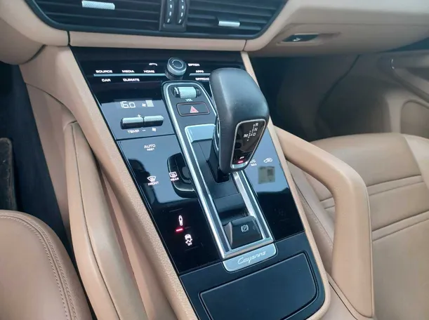 Car image 17