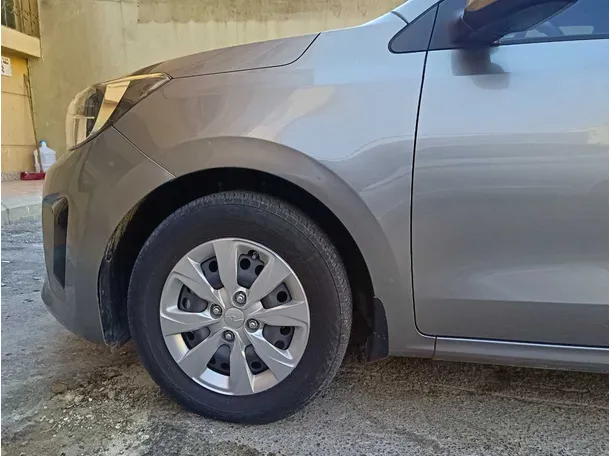Car image 9