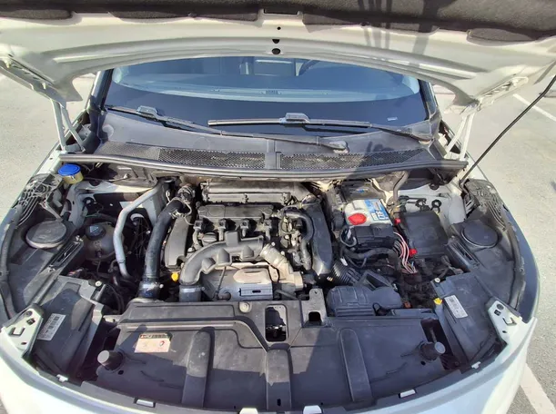 Car image 19