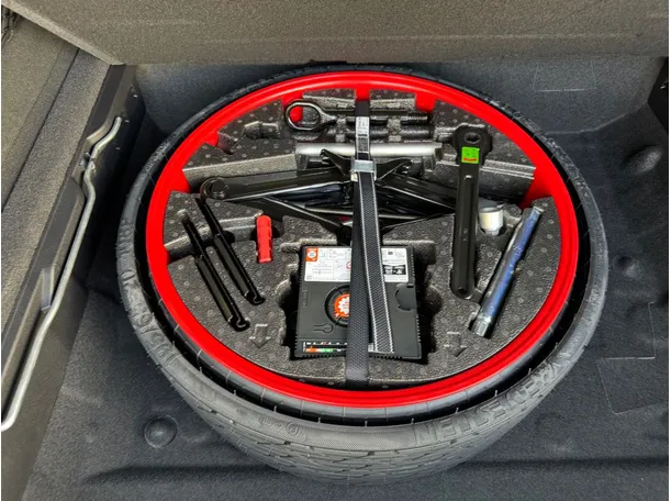 Car image 30