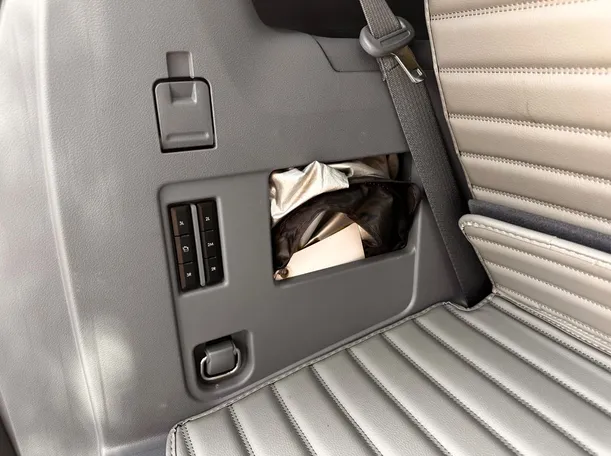 Car image 26