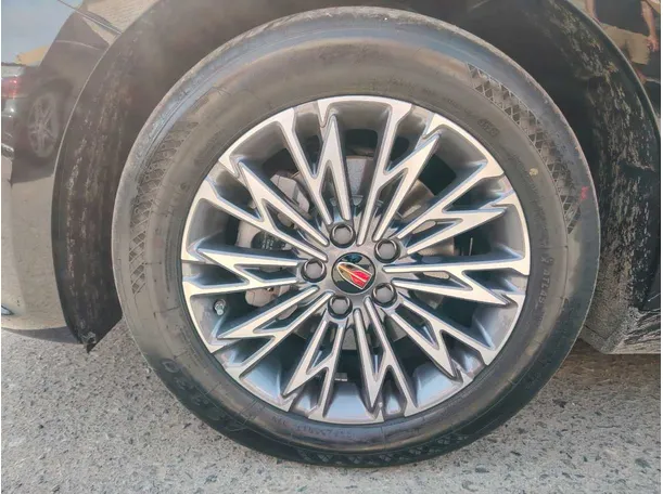 Car image 12