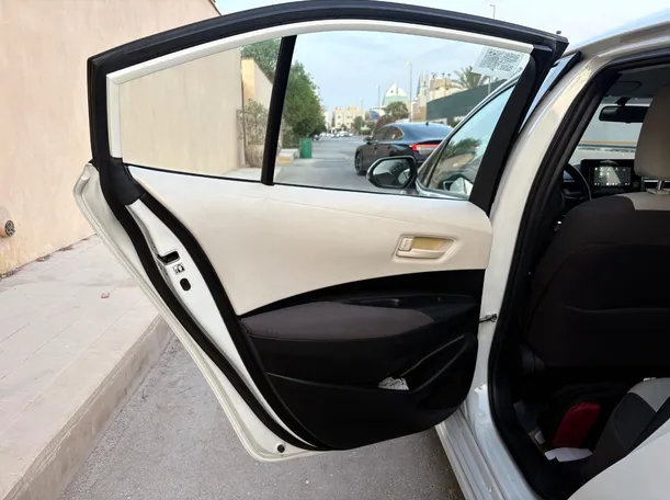 Car image 14