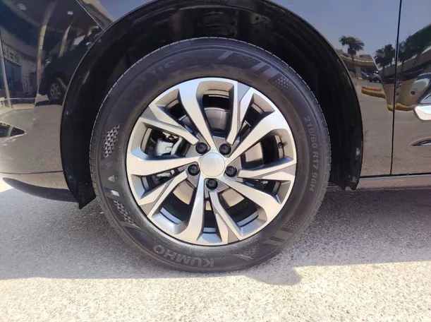 Car image 11