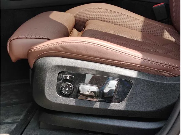 Car image 32