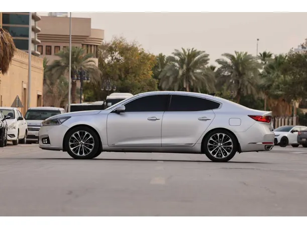 Car image 19