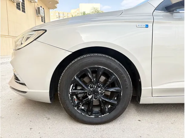 Car image 9