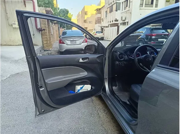 Car image 10