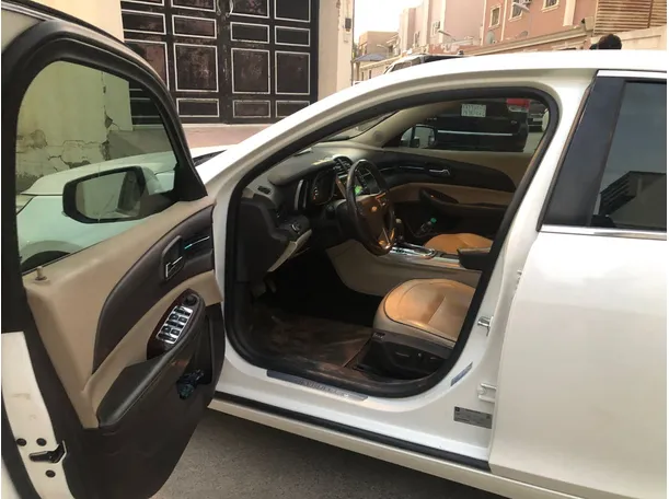 Car image 12