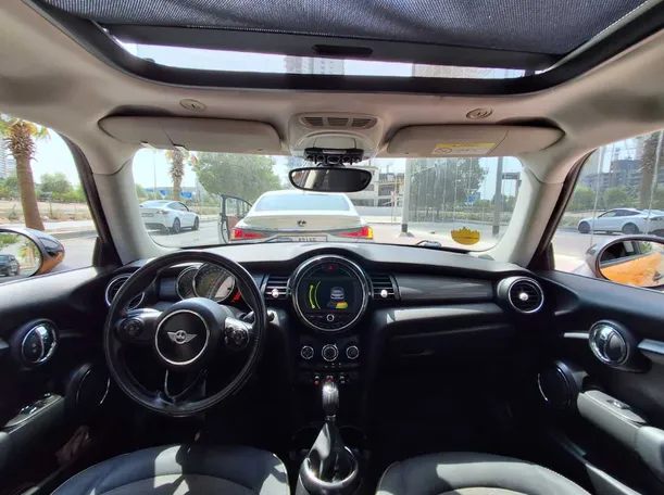 Car image 14
