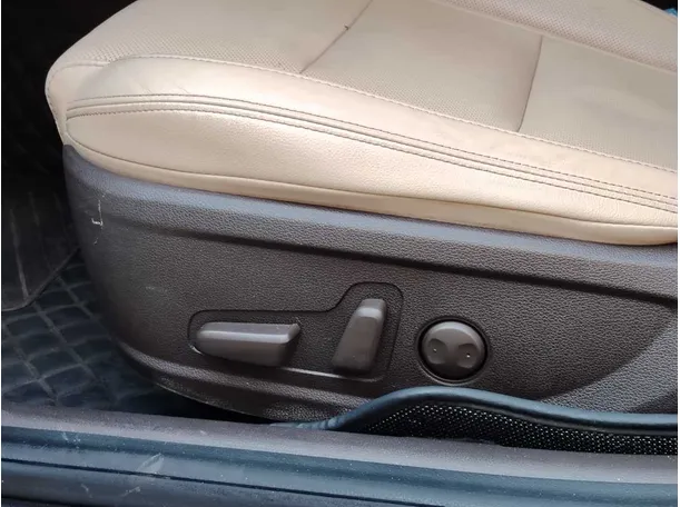 Car image 32