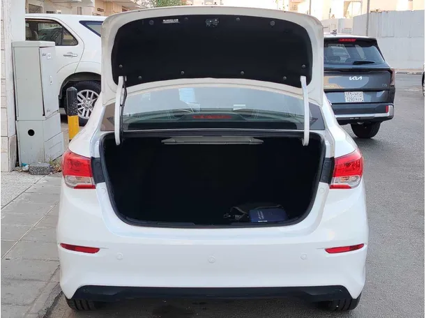 Car image 25
