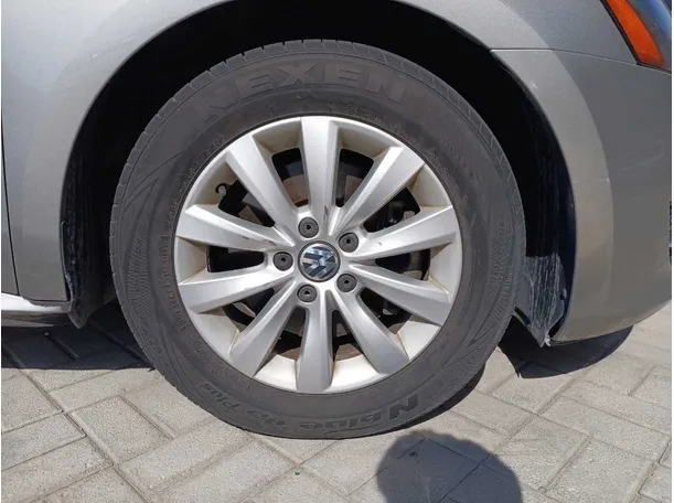 Car image 9