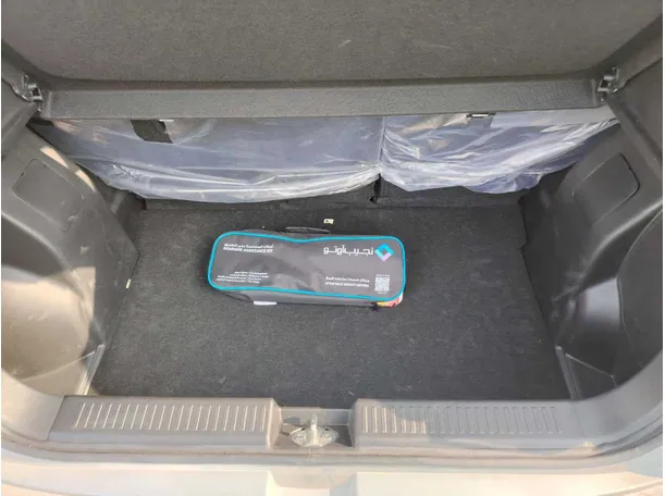 Car image 28