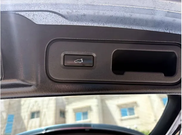 Car image 25