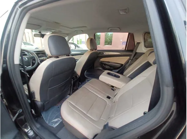Car image 12