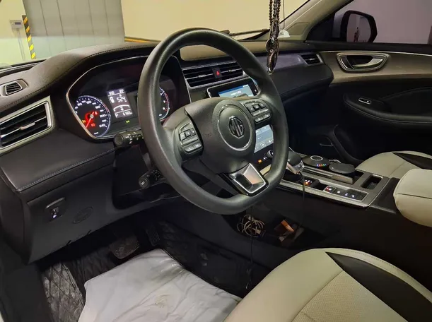 Car image 12