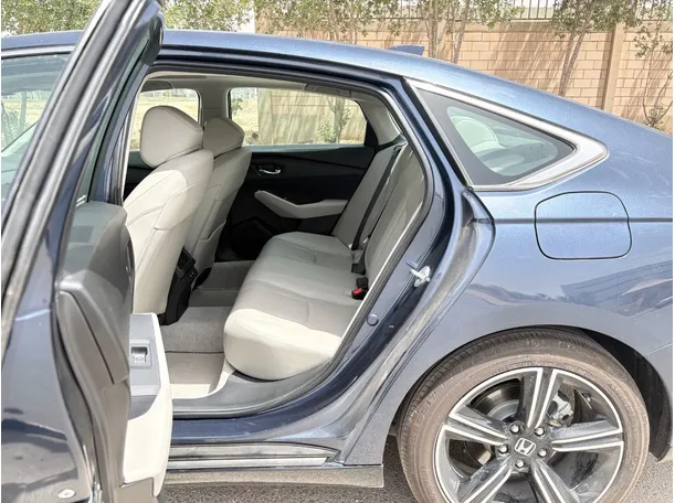 Car image 15
