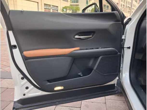 Car image 10