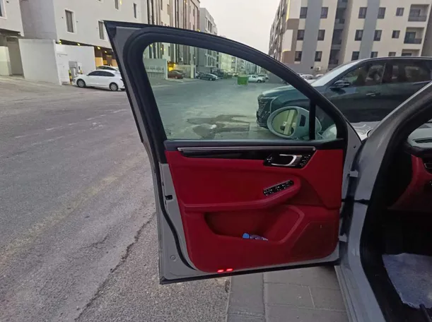 Car image 11