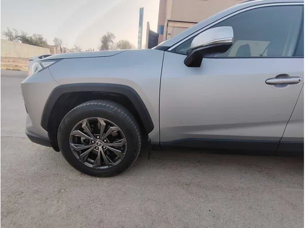 Car image 8