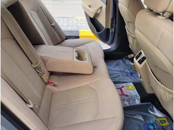 Car image 10