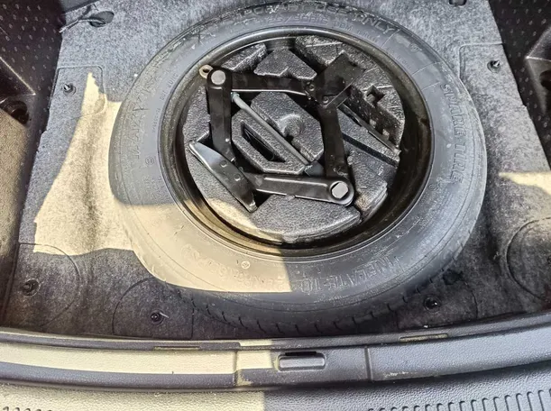 Car image 32