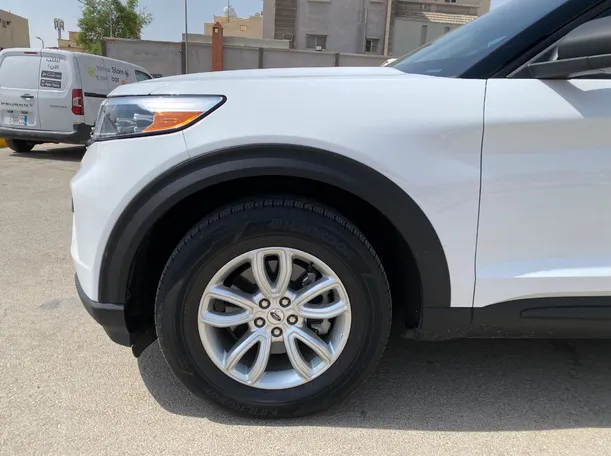 Car image 9