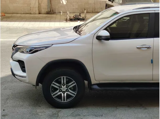 Car image 9