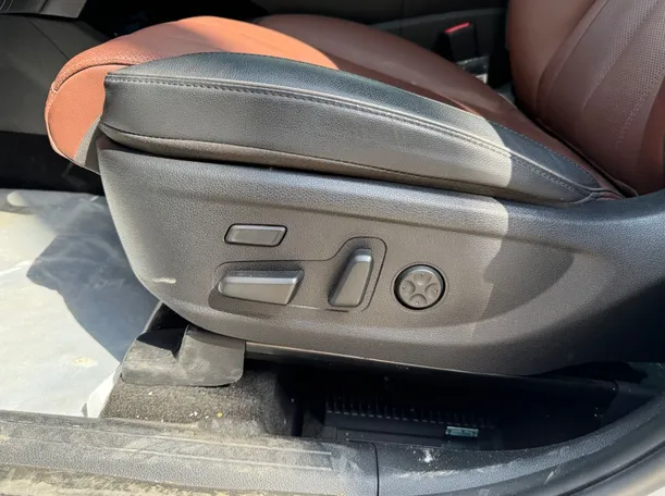 Car image 25