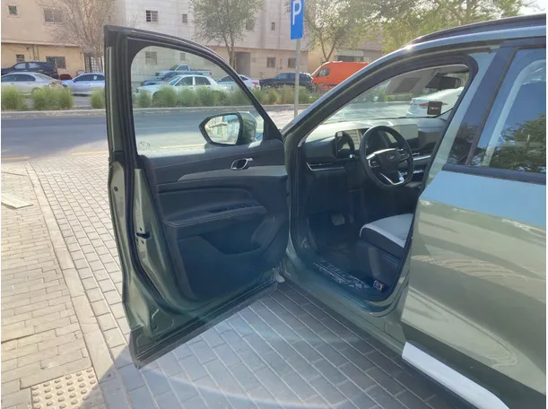 Car image 10