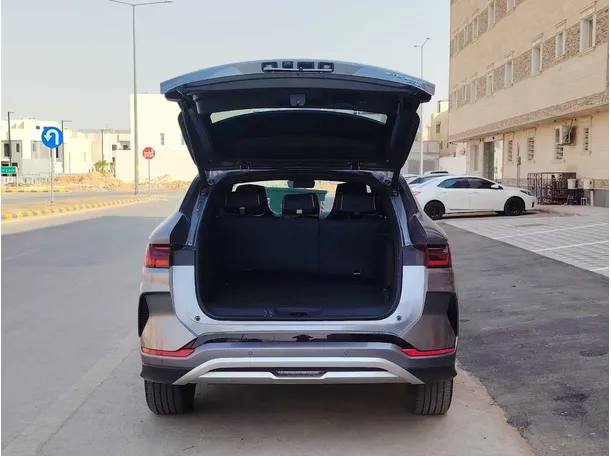 Car image 26