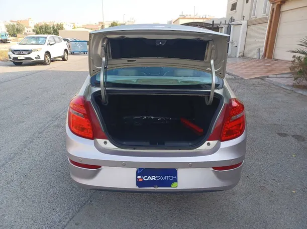 Car image 18