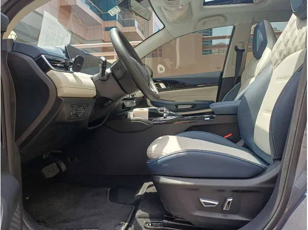 Car image 12