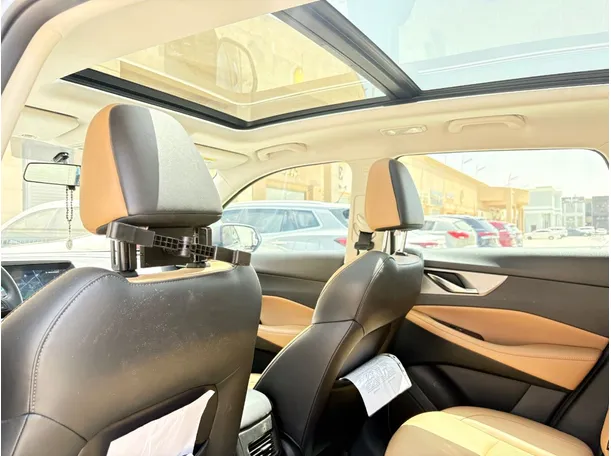 Car image 17