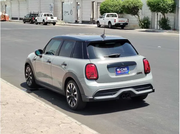 Car image 7
