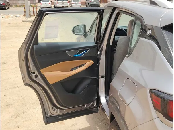 Car image 14