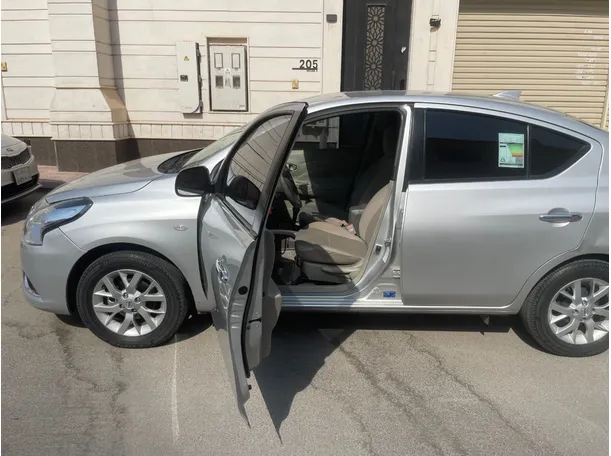 Car image 10