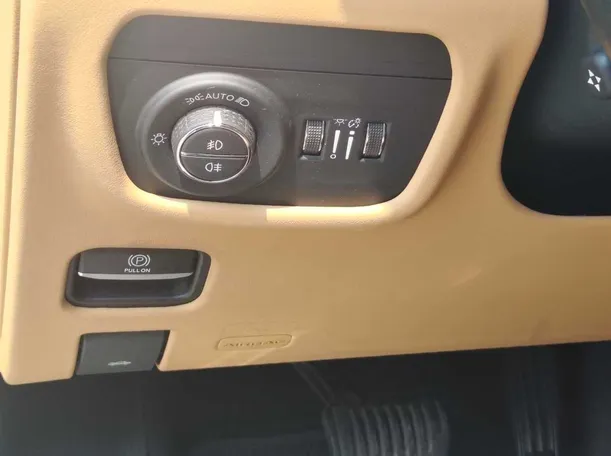 Car image 35
