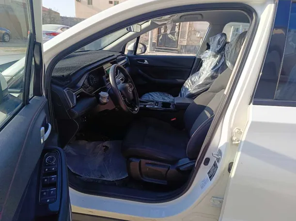 Car image 14